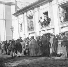 Las cigarreras en la calle San Fernando, año 1894.