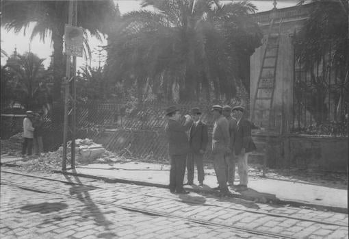 Derribo de la verja de la Fábrica de Tabacos