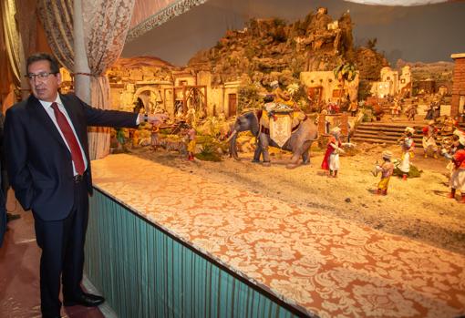 El presidente de la Fundación Cajasol, Antonio Pulido, muestra el belén