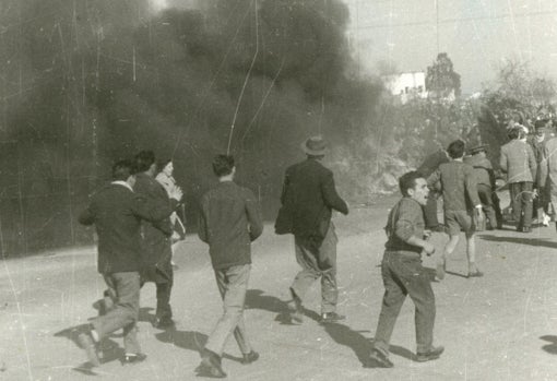 Espectadores corriendo y pidiendo auxilio tras el impacto y posterior incendio de la avioneta