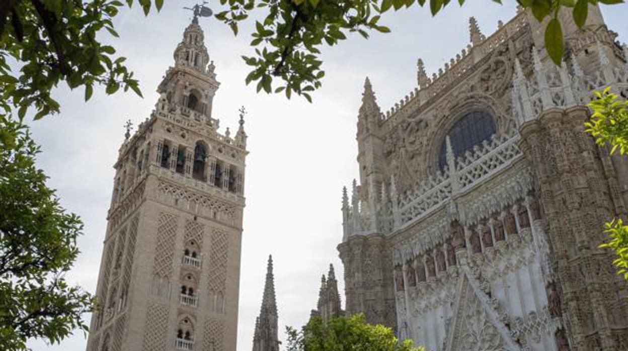 La Catedral de Sevilla acogerá este miércoles el funeral por José Lora Corento