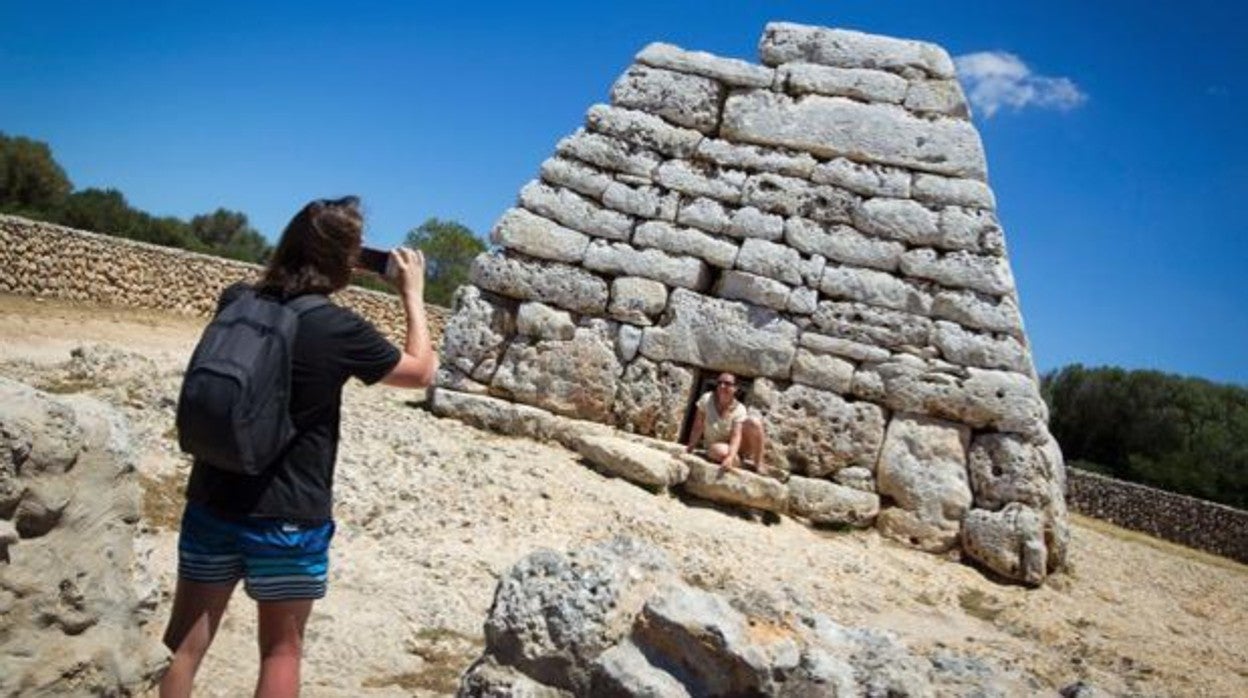 Construcción funeraria de Sa Naveta des Tudons, datada entre el 1200 y el 750 a. C., un gran símbolo de la cultura talayótica en la isla