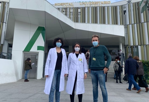 Ana Barragán, Soledad Pérez Sánchez y Joan Montaner en la puerta del Hospital Virgen Macarena