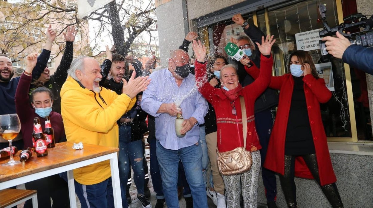 Muchos de los agraciados con un cuarto premio de la Lotería de Navidad 2021 en un bar de Alcosa