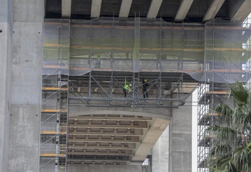 Una de las pilas del puente del Centenario en obras