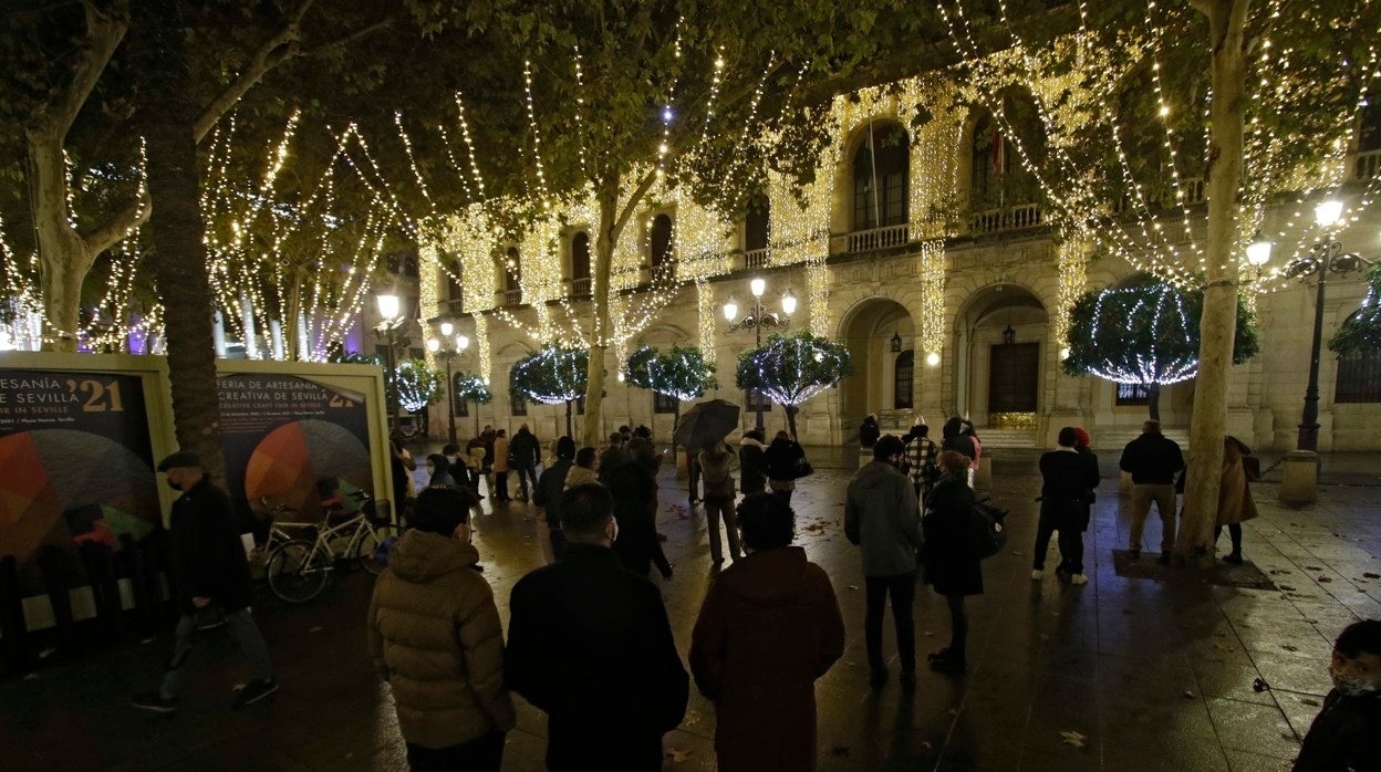 Un grupo de personas se reunió para despedir el año en 2020 en la Plaza Nueva