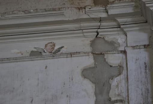 Bajo la cal de los muros hay algunos restos de pinturas murales