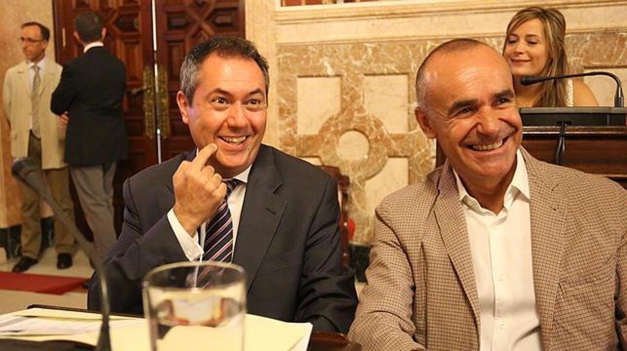 Juan Espadas y Antonio Muñoz, en un Pleno del Ayuntamiento