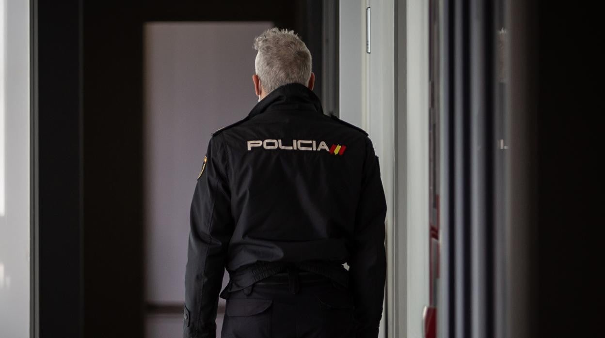 Un agente de la Unidad Adscrita de la Policía a la Comunidad Autónoma en las dependencias de Sevilla