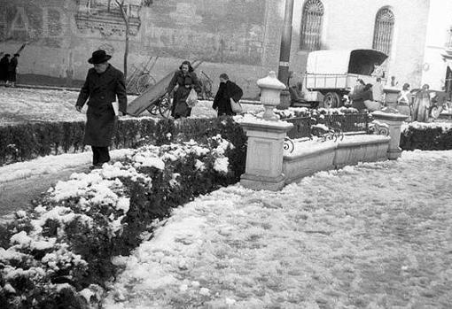 Sevillanos intentando no caerse al caminar por la Plaza de la Encarnación