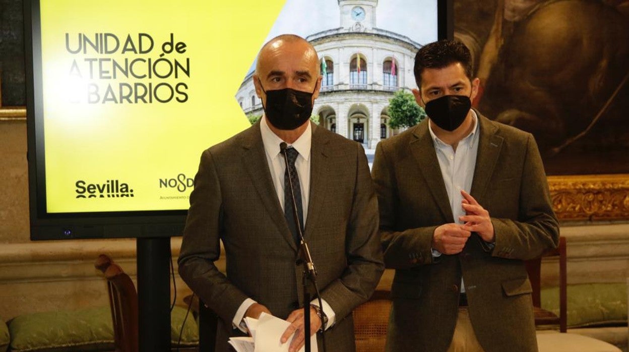 Antonio Muñoz y el gerente de Alcaldía, Rafael Márquez, en la rueda de prensa