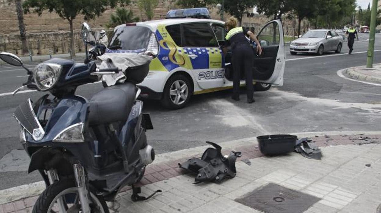Imagen de archivo de un accidente de moto en la Ronda de Capuchinos en Sevilla
