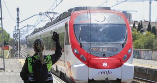 Un tren de Cercanías de la red de Sevilla