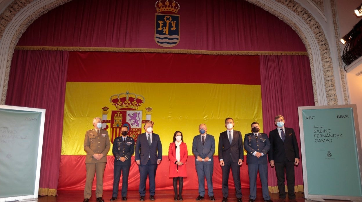 Foto de los premiados con la ministra y los promotores de estos galardones