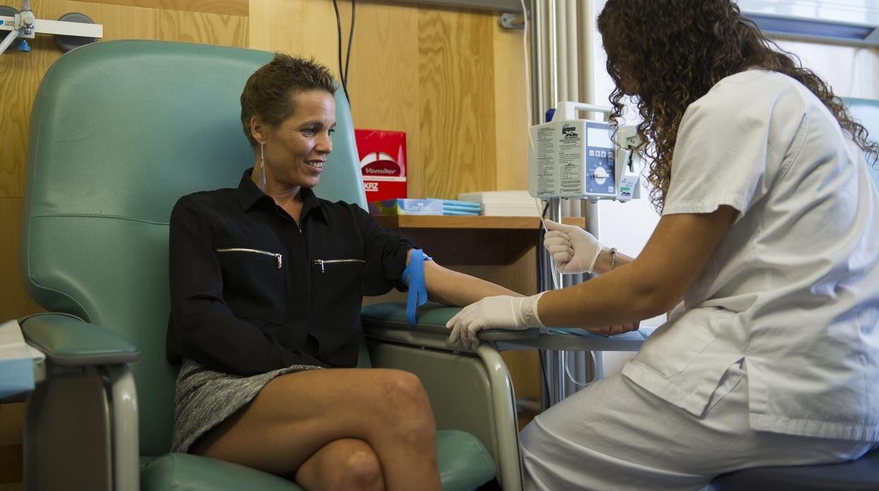 Una mujer con cáncer de mama recibiendo quimioterapia