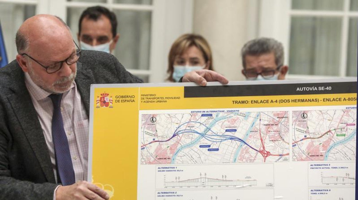 El director general de Carreteras muestra una de las alternativas para el cierre de la SE-40