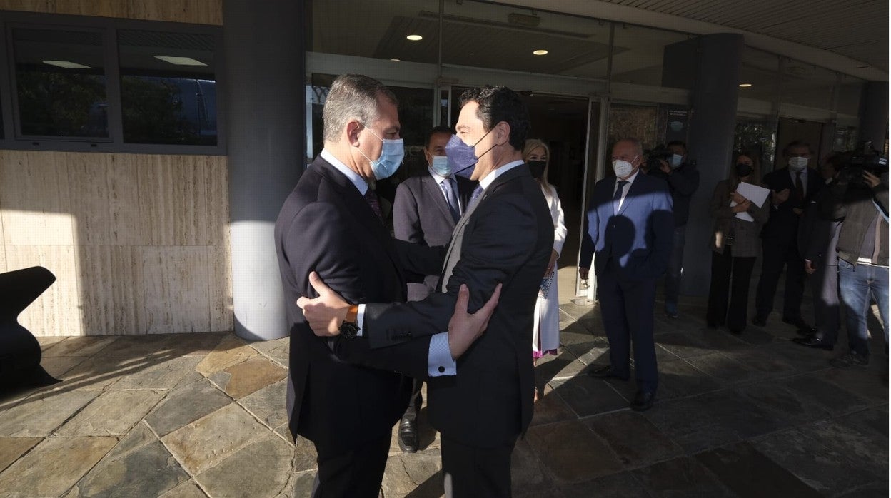 José Luis Sanz y Juan Manuel Moreno Bonilla a su llegada a la Casa de ABC