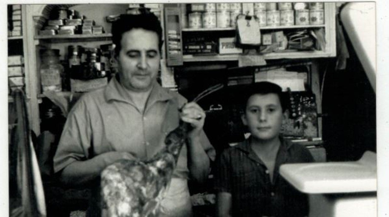 En la imagen de los años sesenta, en el mostrador de Casa Román, vemos un solo virtuoso de violín del patrón acompañado de su hijo Antonio, que hoy sigue dando conciertos para los paladares más exigentes