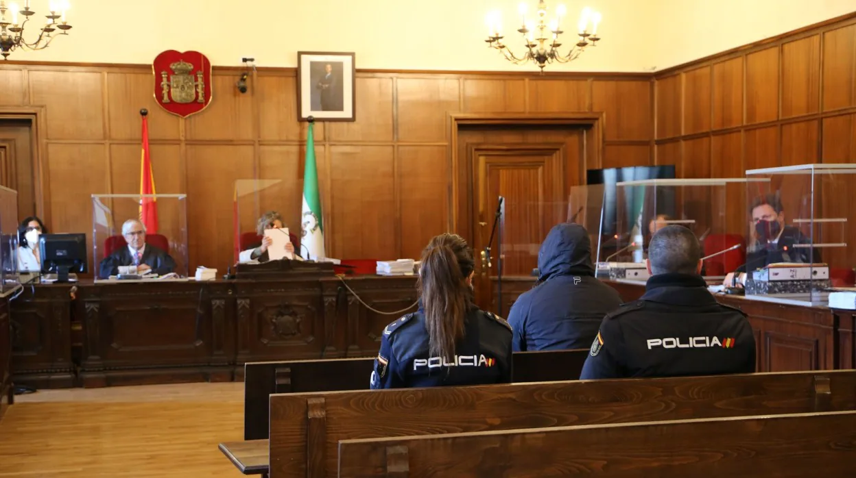 El acusado, escoltado por dos agentes, durante el primer día del juicio