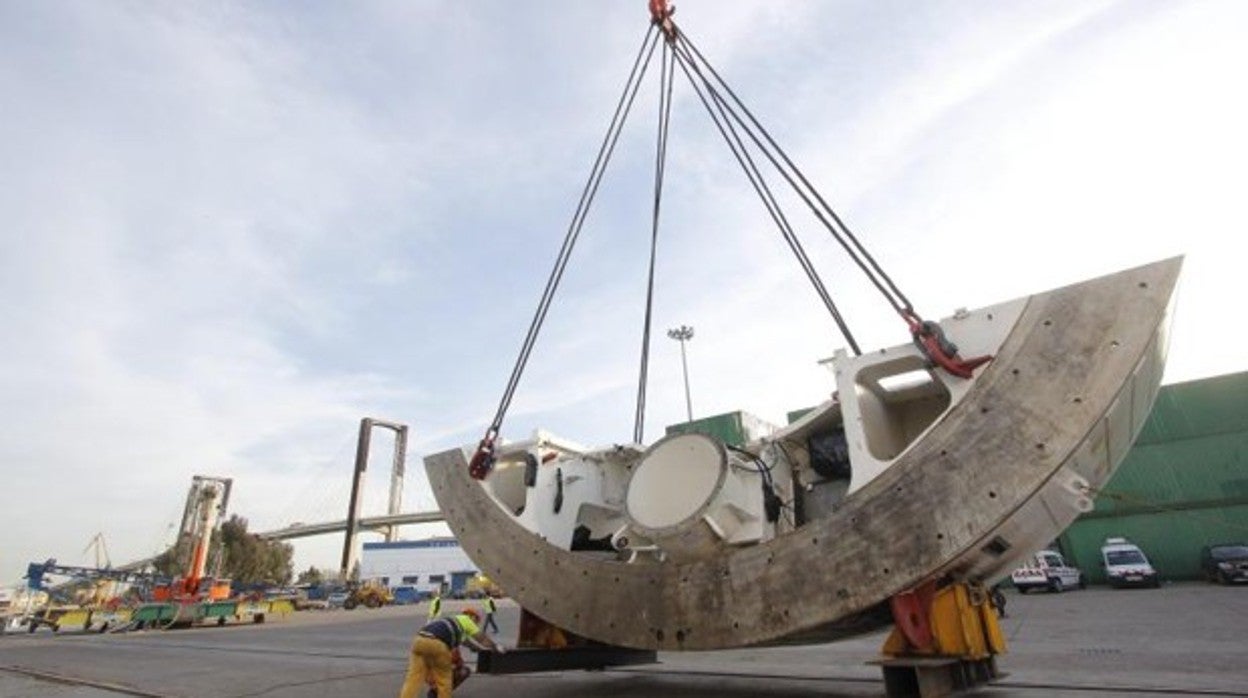 La tuneladora desembarcando en el Puerto de Sevilla en 2012
