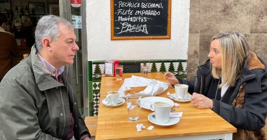 José Luis Sanz y Marifrán Carazo, ayer en el bar Stratos de la Magdalena