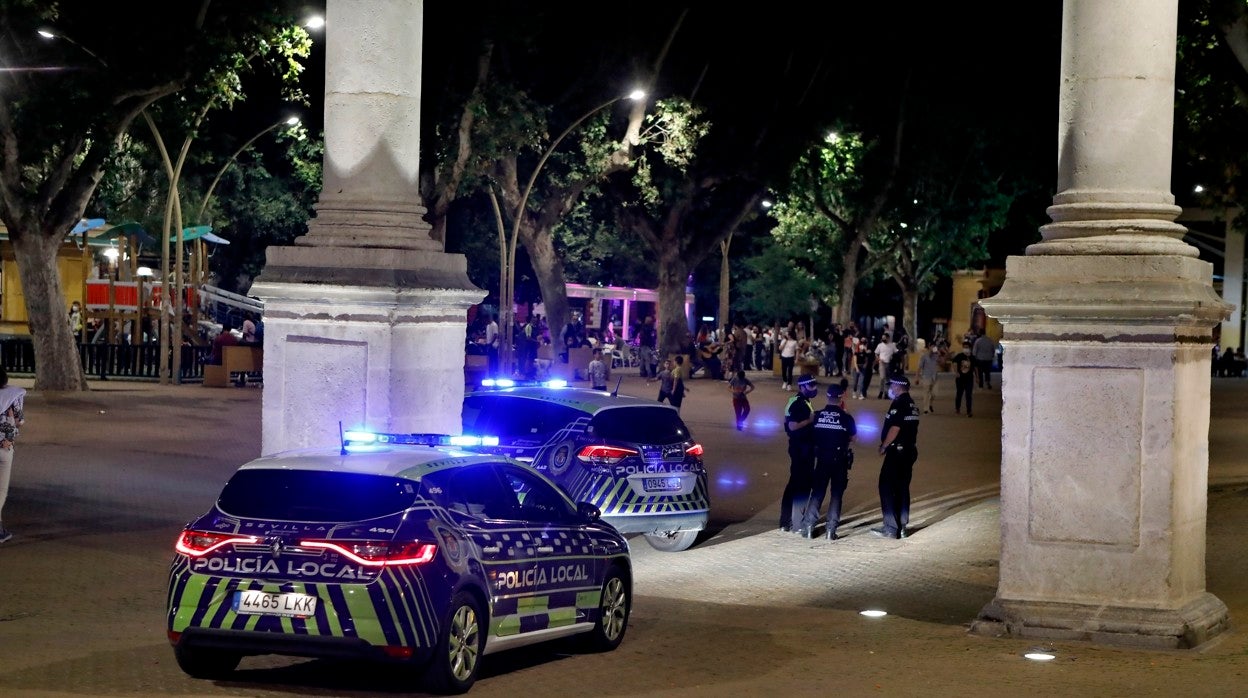 Agentes de la Policía Local controla la zona de la Alameda para evitar botellonas