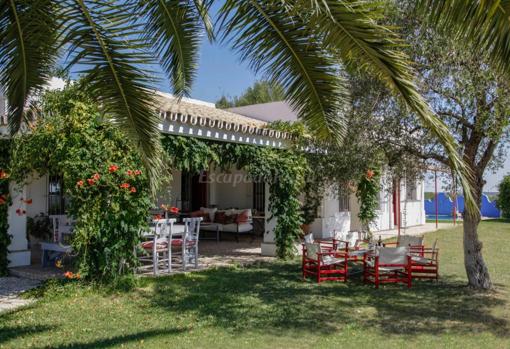 Verde aspecto de la casa con su porche