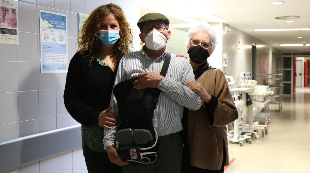 Los doctores José Díaz, Diego Rangel, José Miguel Borrego, Ángel Herruzo, Antonio Grande y José Manuel Sobrino en el Hospital Virgen del Rocío de Sevilla// Curro Borrajeros
