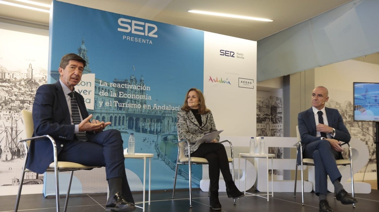 Juan Marín y Antonio Muñoz durante el coloquio de Radio Sevilla