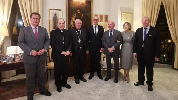 El pregonero de la Semana Santa 2022 recibe en su domicilio la tradicional visita de autoridades