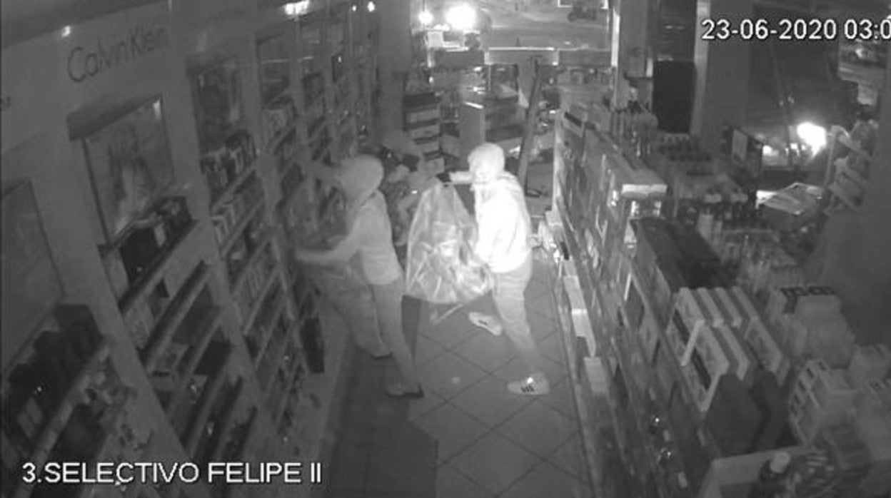 Imagen de archivo de unos ladrones robando en un comercio