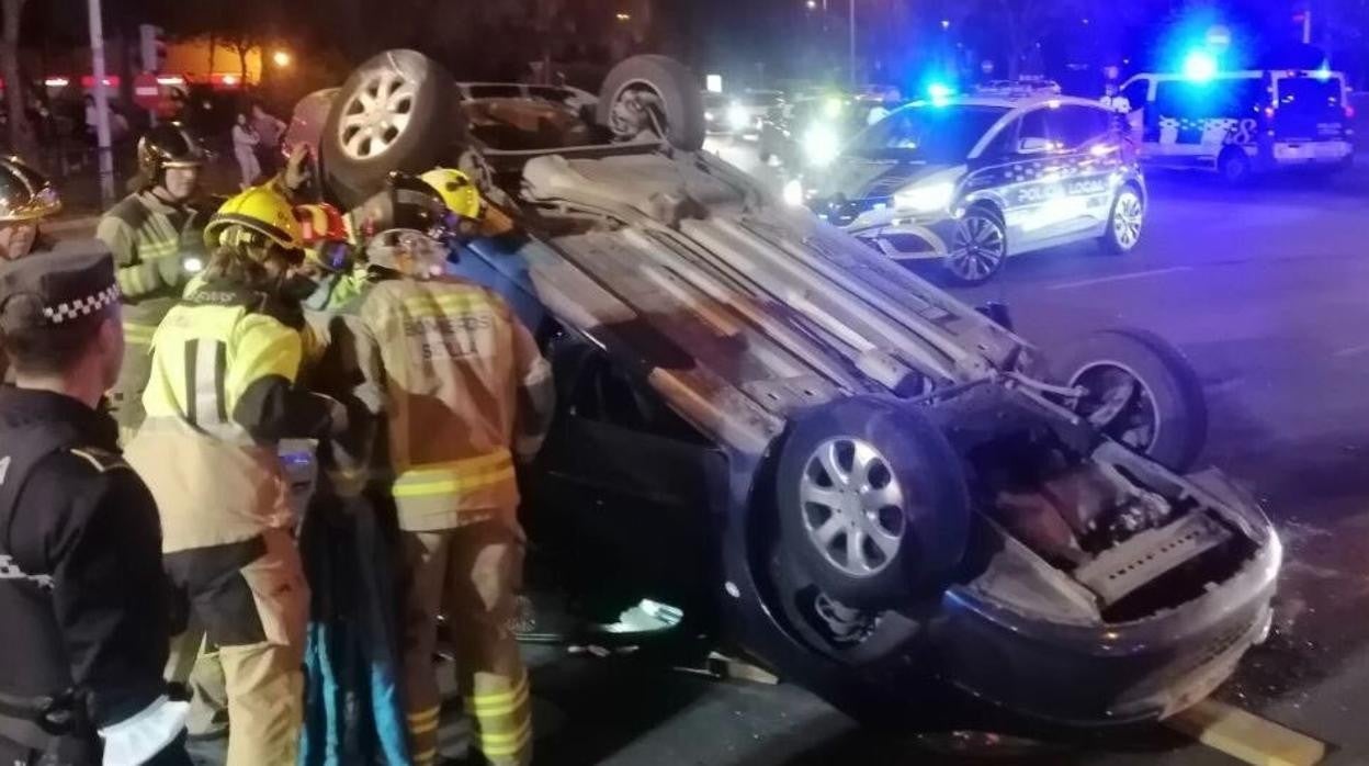 El coche accidenteado en un cruce de Sevilla Este