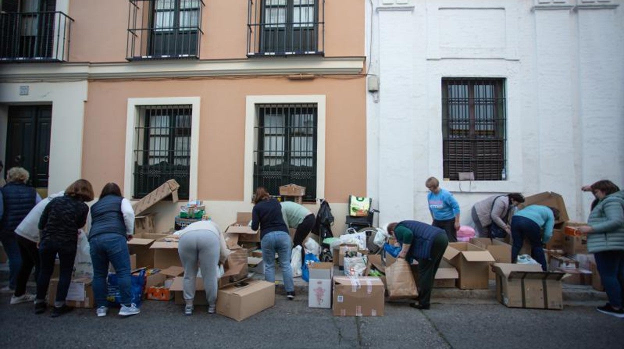 Las donaciones se acumulan ante la puerta de la iglesia ucraniana de Sevilla