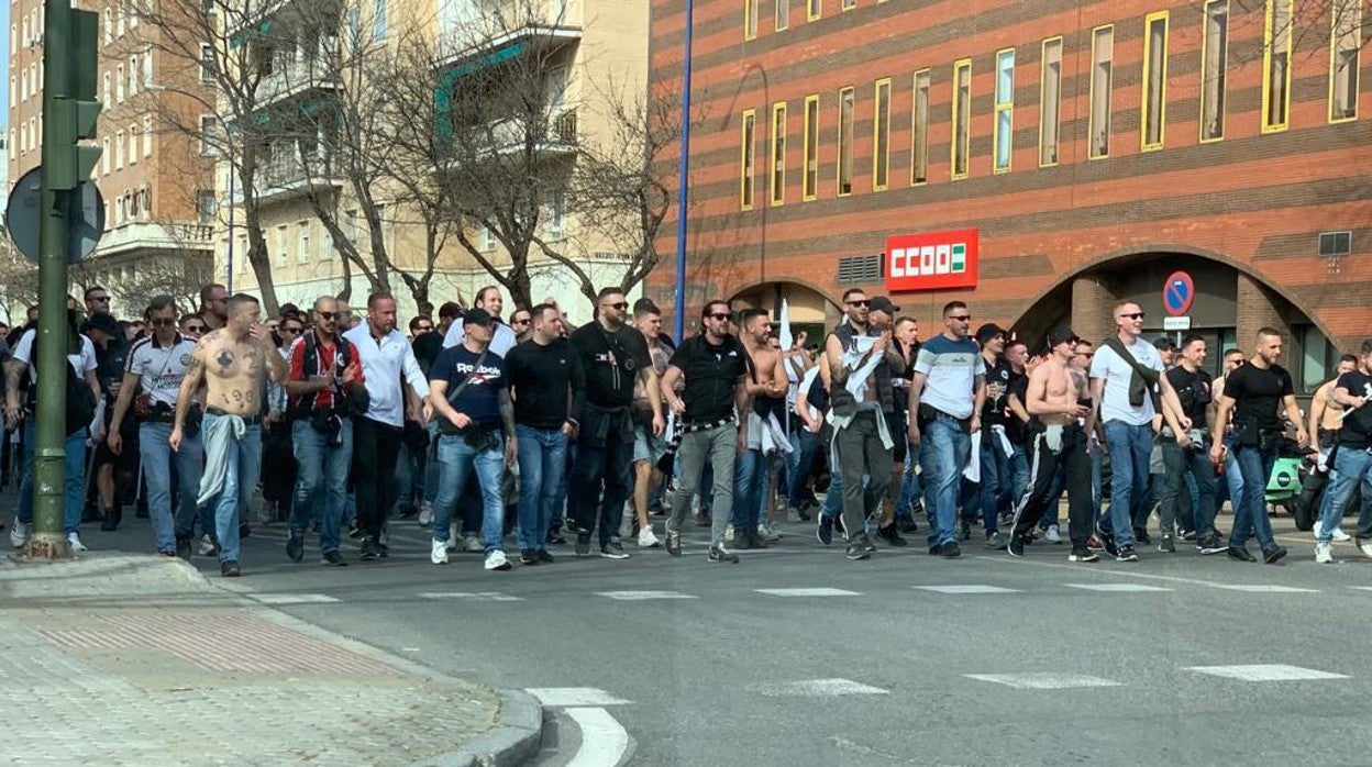 Aficionados alemanes conducidos ayer hasta el estadio del Real Betis