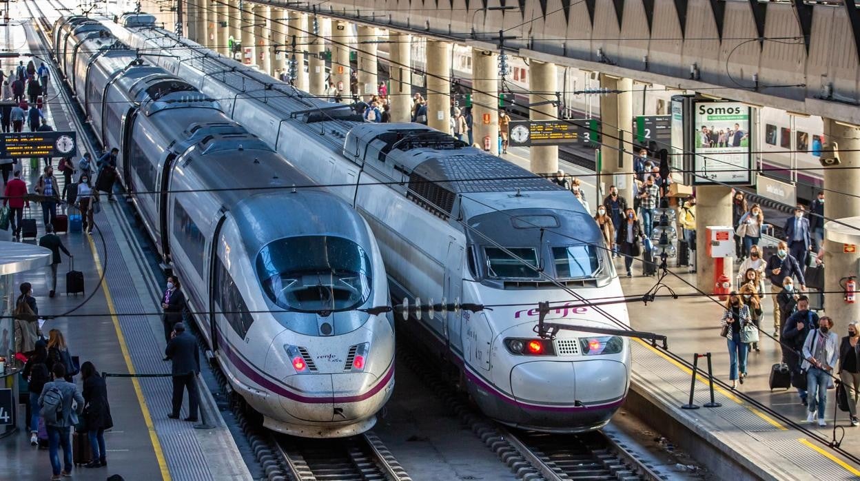 Trenes en la estación de Santa Justa en Sevilla