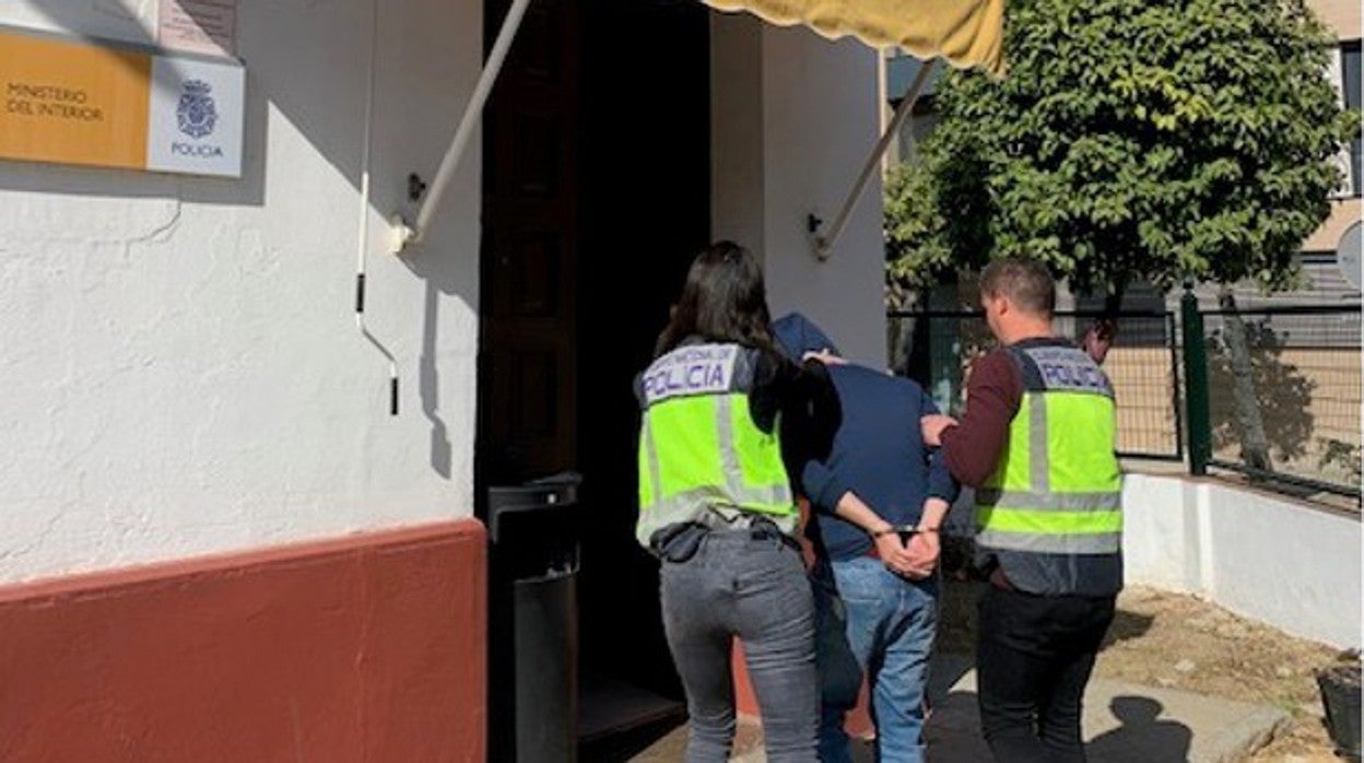 La Policía en una imagen de archivo con un detenido