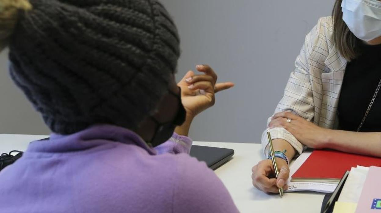 María junto a una trabajadora social durante la entrevista