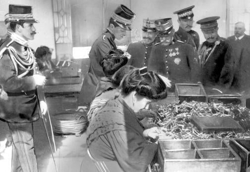 Operarias de la Pirotecnia seleccionando material de artillería