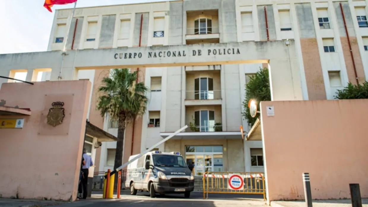 Un furgón sale de la Comisaría de la Policía Nacional en Sevilla, en una imagen de archivo