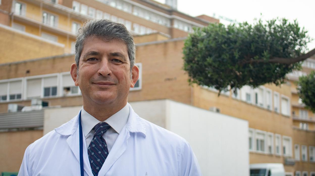 El cirujano Daniel Díaz es coordinador médico del área quirúrgica y dirige la comisión de robótica del Hospital Virgen del Rocío de Sevilla