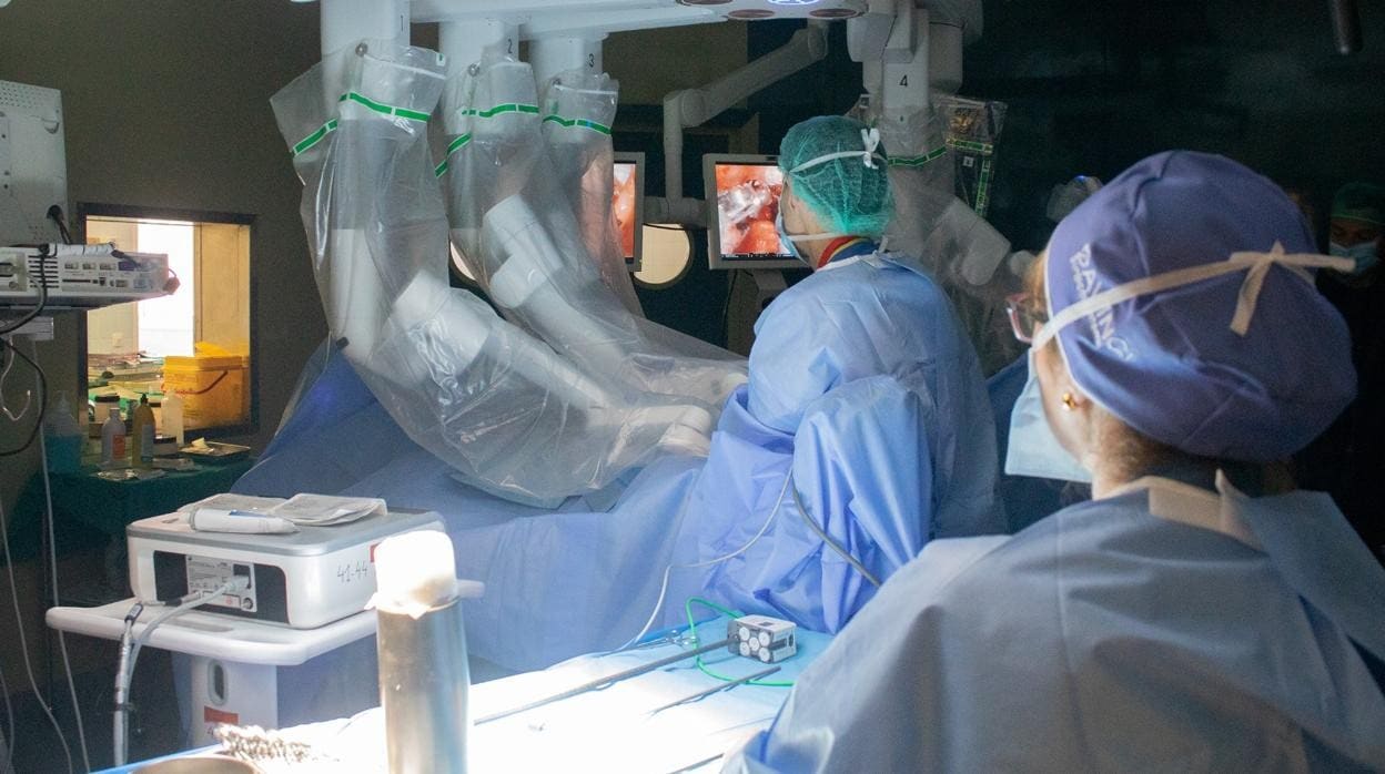 Una operación asistida por el robot Da Vinci en el Hospital Virgen del Rocío