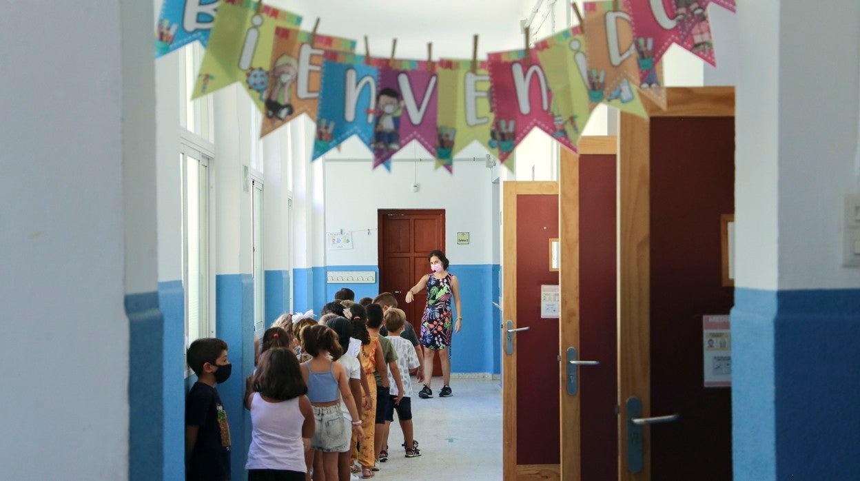 Niños entrando en la clase