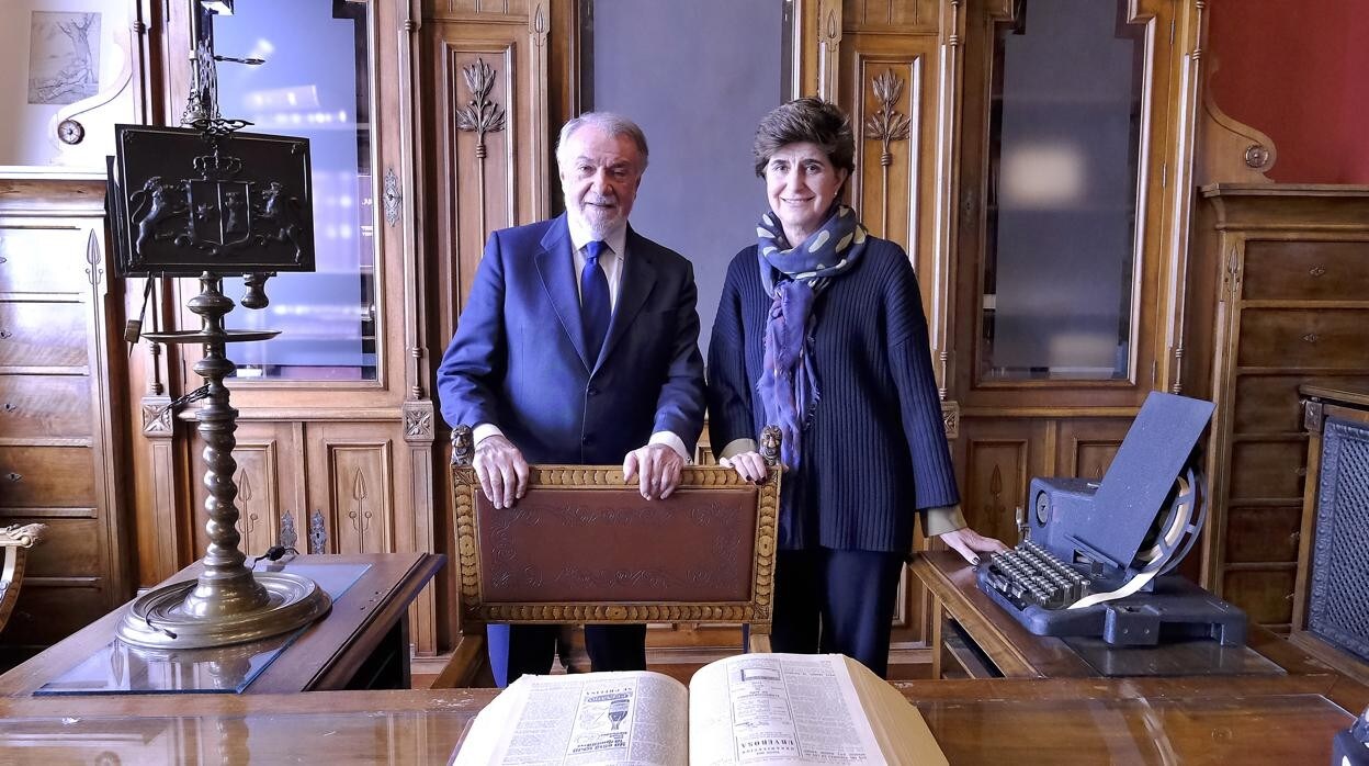 Jaime Mayor Oreja y María San Gil, en el despacho del fundador de ABC