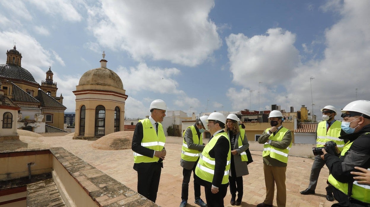 Muñoz e Iceta, en las cubiertas de la Fábrica de Artillería, que visitaron este miércoles