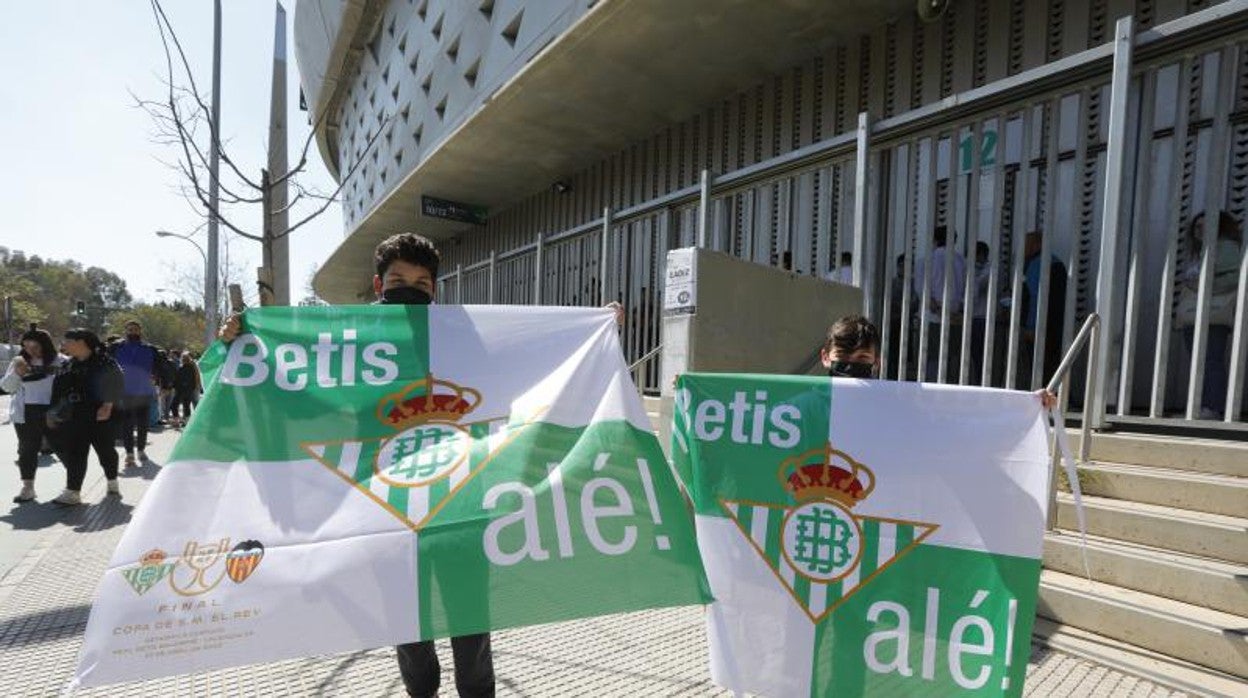 Aficionados del Betis junto al Benito Villamarín