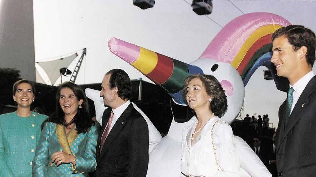La Familia Real posando divertida con la mascota de la Expo92, Curro