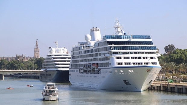Tres cruceros coinciden en el Puerto de Sevilla