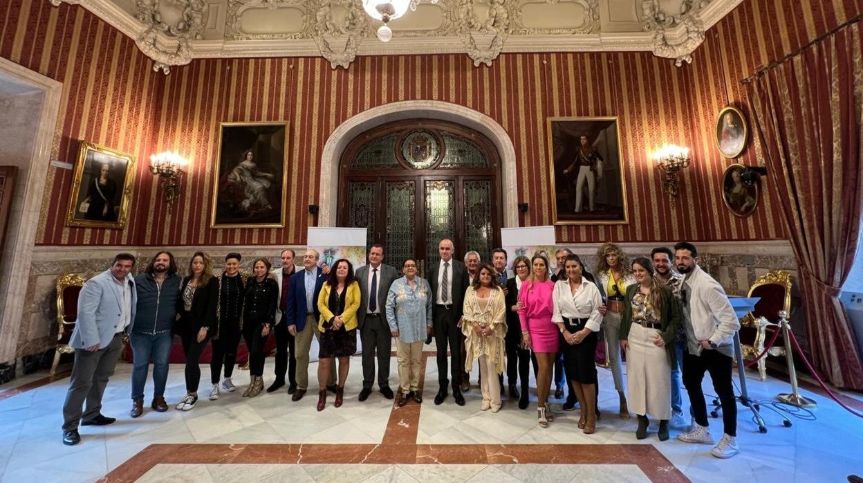 El alcalde con los artistas que participarán en el espectáculo