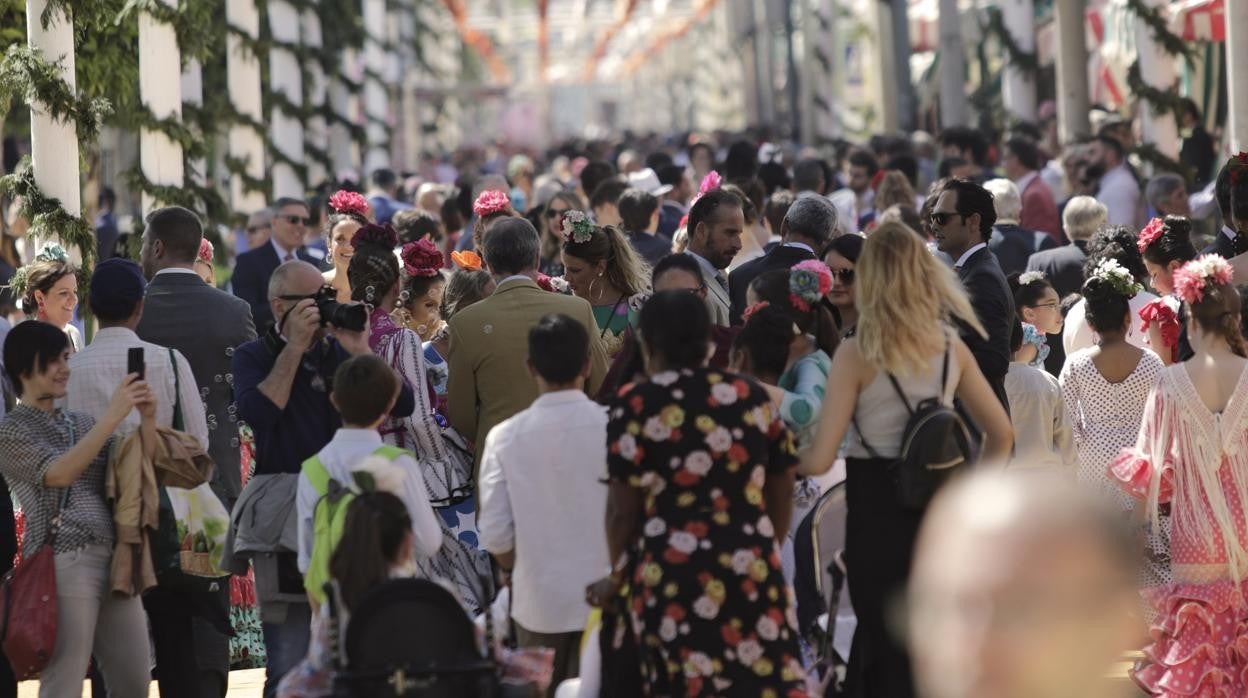 Ambiente multitudinario en el real de la Feria