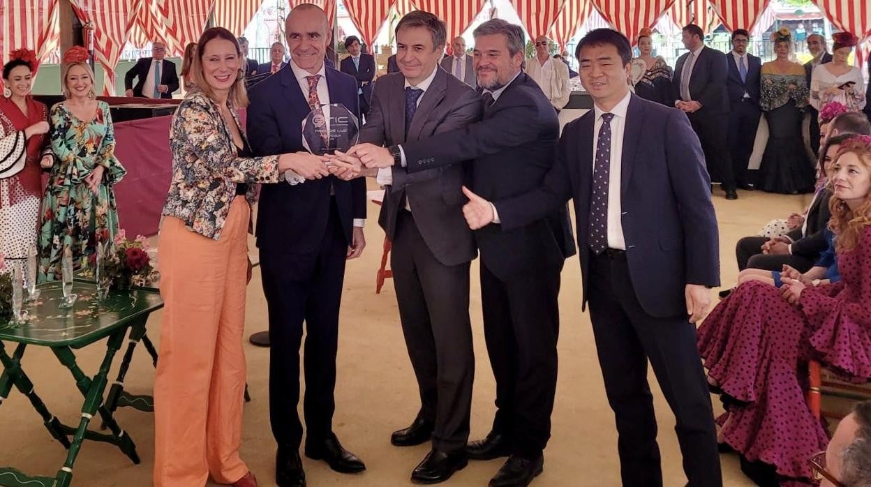 El alcalde en la entrega de los Premios Luz en la caseta del Club Mercantil